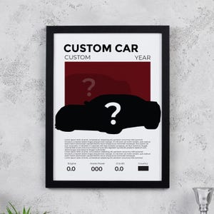 Può includere: Poster incorniciato con la scritta "CUSTOM CAR" in alto. Il design presenta una silhouette di auto nera con un punto interrogativo, su uno sfondo rosso. Sotto sono presenti i dettagli del motore e dei cavalli.