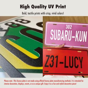 Puede incluir: Una imagen compuesta que muestra placas de matr&iacute;cula personalizadas con impresi&oacute;n UV de alta calidad. Una placa es rosa con texto blanco 302 SUBARU-KUN, y otra es roja con texto negro Z31-LUCY. Un primer plano muestra las letras negras texturizadas en relieve.
