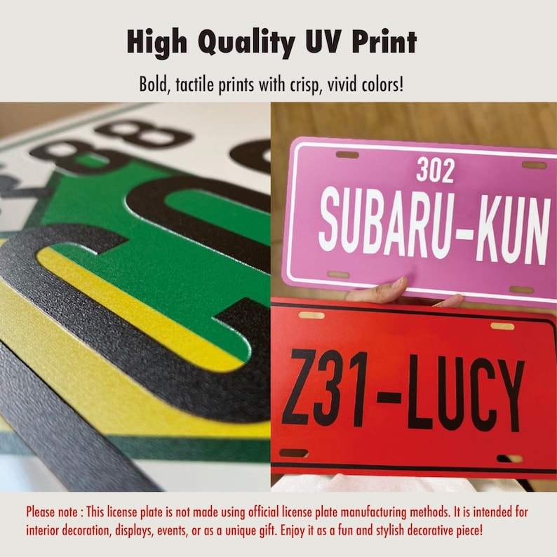 Puede incluir: Una imagen compuesta que muestra placas de matr&iacute;cula personalizadas con impresi&oacute;n UV de alta calidad. Una placa es rosa con texto blanco 302 SUBARU-KUN, y otra es roja con texto negro Z31-LUCY. Un primer plano muestra las letras negras texturizadas en relieve.