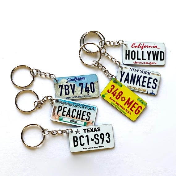 ③sale❁イニシャルキーホルダー   A Personalized USA License Plate Keychain: Travel Souvenir Gift - Etsy