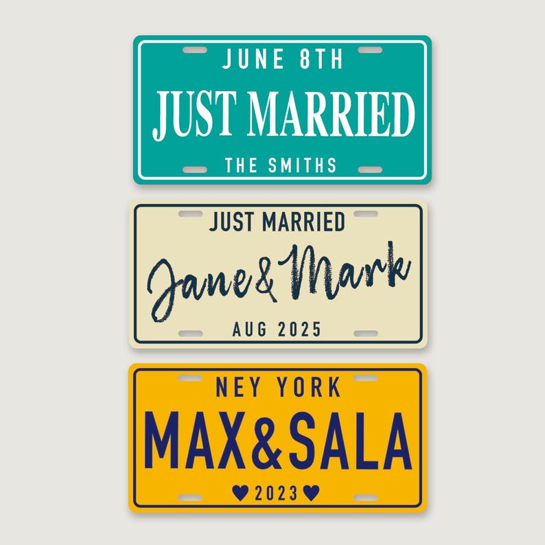 Puede incluir: Tres placas de matr&iacute;cula rectangulares. La superior es verde azulado con texto blanco JUNE 8TH, JUST MARRIED, THE SMITHS. La central es crema con texto negro JUST MARRIED, Jane & Mark, AUG 2025. La inferior es amarilla con texto azul NEY YORK, MAX & SALA y dos corazones con 2023.