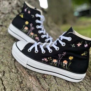 Individuell bestickte Wildleder-Plateau-Tops: Handgenähtes Blumenmuster