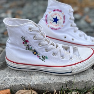 Individuell gestickteletts High Tops: Blumenrebe-Design
