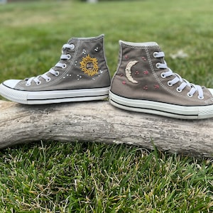 Handgenähte Wildleder High Tops: Mond & Sonne Stickerei