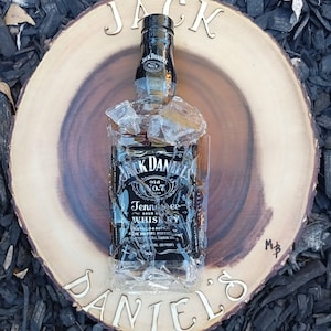 Jack Daniel&#39;s Whiskey epoxy broken bottle art