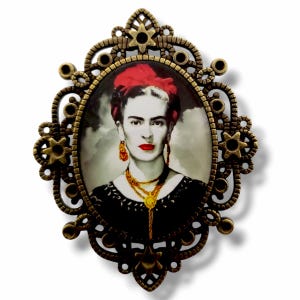 Spilla cabochon retrò di Frida Kahlo - Omaggio alla pittrice messicana - Fatta a mano - Regalo unico per donna. Gioielli femministi.
