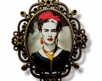 Retro Frida Kahlo cabochon brooch - Tribute to the Mexican painter - Handmade - Unique women's gift. Feminist jewelry.