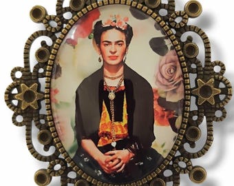 Frida Kahlo artist brooch - Vintage portrait of Mexican painter - Feminist icon jewelry - Folk and arty gift.
