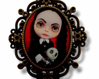 Gothic doll brooch inspired by Blythe - Women's Halloween accessory - Retro rock'n'roll pin-up birthday gift.