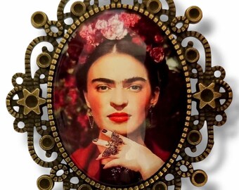 Frida Kahlo portrait cabochon brooch - Retro vintage women's accessory - Handmade folklore jewelry - Original women's gift.