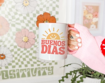 Buenos Dias Rot Rosa niedliche Retro gewellte Schrift spanischer Akzent Kaffeetasse, 11 Unze