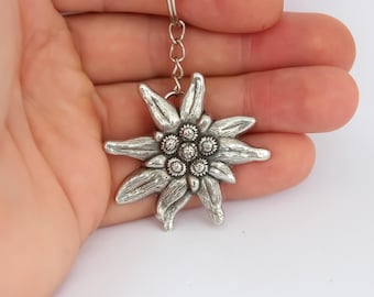 Llavero de peltre con flor de las nieves, hecho a mano, regalo para amantes de la joyería con flor de las nieves.