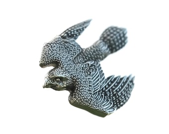 Broche de peltre realista con forma de halcón peregrino, regalo personal hecho a mano para observadores de aves y cetreros.
