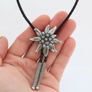 Bolo Tie Edelweiss Blommig Slips, Handgjort Western Läder Cowboy Halsband, Unika Herr Dam Smycken