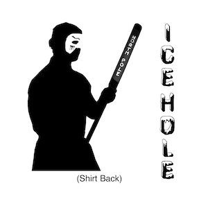 Peut inclure: Graphique noir et blanc d'une silhouette masquée tenant une batte avec l'inscription "NORTH POLE". Le mot "ICE HOLE" est écrit verticalement dans une police dégoulinante. Le texte "(Dos du T-shirt)" est en dessous.