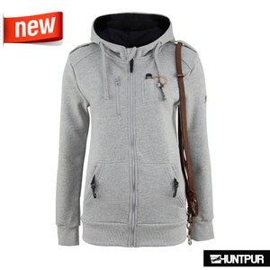 以下が含まれることがあります： 黒い裏地付きフードと茶色の革ストラップが付いた、グレーのジップアップパーカー。 パーカーには複数のポケットと「new」タグが付いています。 ブランド名「HUNTPUR」が一番下に表示されています。
