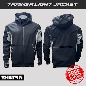 Może przedstawiać: Lekka kurtka w kolorze czarnym i szarym z zamkiem błyskawicznym i kapturem. Kurtka ma kontrastowy szary panel na ramionach i rękawach. Tekst "TRAINER LIGHT JACKET" jest wyświetlany u góry obrazu. Tekst "FREE SHIPPING" jest wyświetlany w czerwonym kółku na dole obrazu.