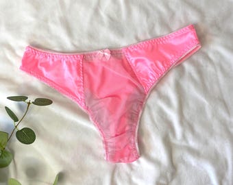 Męskie jedwabiste satynowe stringi, bielizna Sissy Lingerie. Luksusowe satynowe męskie stringi. Stringi z przezroczystą kieszonką. Stringi Sissy. Koronkowe stringi Sissy Lingerie.