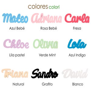 May include: A collection of wooden name cutouts in various colors, including blue, pink, and red. Each name is displayed with its corresponding color name in Spanish. The names include Mateo, Adriana, Carla, Chloe, Olivia, Lola, Triana, Sandro, and David.