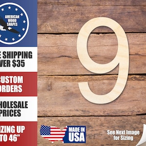 Könnte beinhalten: Ein ausgeschnittenes Holz-Nummer neun, weiß lackiert, vor einem Holzmaserungshintergrund. Die Zahl ist etwa 30 cm hoch. Das Bild zeigt auch eine kleine amerikanische Flagge und den Text "Made in USA".