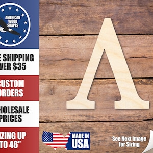 Puede incluir: Un recorte de madera de la letra griega Lambda, pintado de blanco, sobre un fondo de madera marrón. La letra mide aproximadamente 30 cm de alto. La imagen también incluye texto que dice "Envío gratuito por más de $35", "Pedidos personalizados", "Precios al por mayor", "Tallas hasta 46"