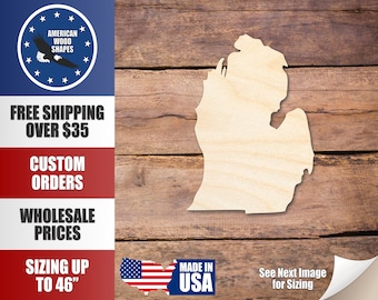 Könnte beinhalten: Ein Holzausschnitt des Bundesstaates Michigan auf einem Holzmaserungshintergrund. Der Ausschnitt ist unbemalt und hat eine natürliche Holzfarbe. Das Bild enthält auch Text, der "Kostenloser Versand ab 35 $", "Individuelle Bestellungen", "Großhandelspreise", "Größen bis zu 46"
