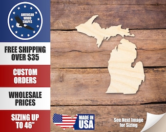 Könnte beinhalten: Ein Holzausschnitt des Bundesstaates Michigan auf einem braunen Holzgrund. Der Ausschnitt ist unbemalt und hat eine natürliche Holzmaserung. Das Bild enthält auch Text, der "Kostenloser Versand ab 35 $", "Individuelle Bestellungen", "Großhandelspreise", "Größen bis zu 46"