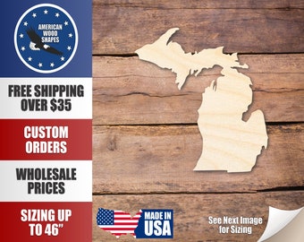 Könnte beinhalten: Ein Holzausschnitt des Bundesstaates Michigan auf einem braunen Holzgrund. Der Ausschnitt ist unbemalt und hat eine natürliche Holzmaserung. Der Text "FREE SHIPPING OVER $35", "CUSTOM ORDERS", "WHOLESALE PRICES", und "SIZING UP TO 46" ist auf der linken Seite des Bildes sichtbar. Der Text "MADE IN USA" ist auf der rechten Seite des Bildes sichtbar.