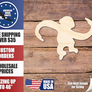 Peut inclure: Découpe en bois d'un singe en position de saut. La découpe est en bois brut et est prête à être peinte ou teintée. La découpe mesure environ 30 cm de haut et 25 cm de large. L'image comprend également le texte "MADE IN USA".