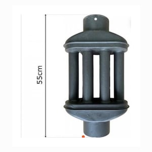 Peut inclure: Une lanterne en fonte grise foncée, de 55 cm de haut, avec un corps cylindrique et six colonnes verticales. La lanterne a un dessus et une base arrondis, et une petite ouverture circulaire en haut. Le design rappelle l'architecture classique.