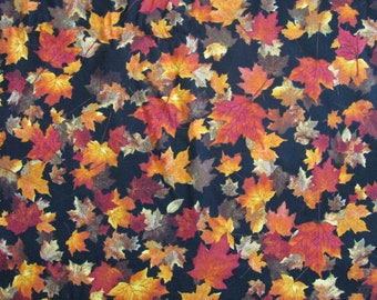 Peut inclure: Un tissu présentant un motif dense et répétitif de feuilles d'érable d'automne dans des tons vifs de rouge, orange, jaune et marron, dispersées sur un fond noir uni. Les feuilles varient en taille et en orientation, créant un effet superposé.