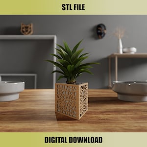 Może przedstawiać: Drewniana doniczka z geometrycznym wzorem, idealna do wyeksponowania małej rośliny. Doniczka wykonana jest z jasnobrązowego drewna i ma kwadratowy kształt. Wzór jest skomplikowany i zawiera różne kształty i rozmiary. Doniczka stoi na drewnianym stole.