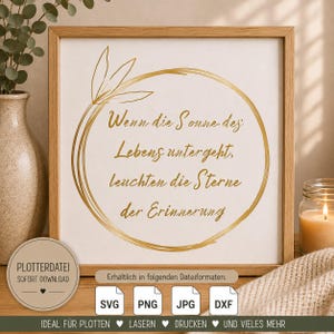 Könnte beinhalten: Ein quadratischer Holzrahmen mit einem weißen Druck, der einen goldenen, kreisförmigen Kranz und den deutschen Text zeigt: Wenn die Sonne des Lebens untergeht, leuchten die Sterne der Erinnerung. Ein rundes Abzeichen weist auf die Dateiformate SVG, PNG, JPG und DXF hin.