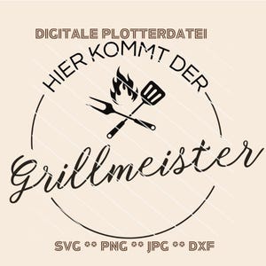 Könnte beinhalten: Schwarzweißes digitales Download-Design für einen Grillmeister. Das Design zeigt einen Spatel und eine Grillgabel, die über einer Flamme gekreuzt sind. Der Text lautet "Hier kommt der Grillmeister".