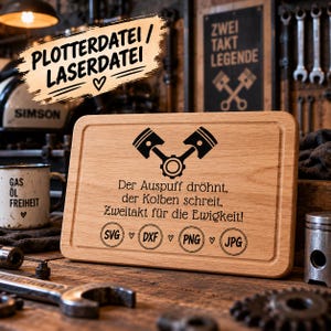 Op de afbeelding: Een rechthoekige houten snijplank met een lasergravure van twee motorzuigers. De tekst luidt: Der Auspuff dröhnt, der Kolben schreit, Zweitakt für die Ewigkeit! Onder de tekst staan vier cirkelvormige iconen met de labels SVG, DXF, PNG en JPG.