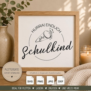 Könnte beinhalten: Ein quadratischer Holzrahmen mit einem weißen Schild, das den schwarzen Schriftzug HURRA! ENDLICH Schulkind und eine Grafik einer Schultüte mit ABC-Buchstaben zeigt. Unter dem Rahmen befinden sich vier weiße quadratische Symbole für SVG, PNG, JPG und DXF.