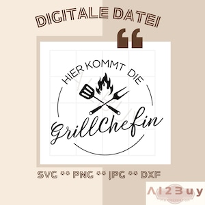 Może przedstawiać: Czarno-biały projekt do pobrania cyfrowego z kółkiem zawierającym tekst "HIER KOMMT DIE GrillChefin" oraz skrzyżowane łopatki i widelec z płomieniami. Tekst "DIGITALE DATEI" znajduje się nad kółkiem, a tekst "SVG ** PNG ** JPG ** DXF" pod kółkiem.