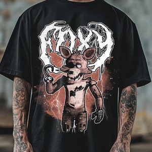 Könnte beinhalten: Schwarzes T-Shirt mit einem Grafikdruck eines roten und braunen Cartoon-Fuchses mit dem Wort "FOXY" in weißen Buchstaben darüber.