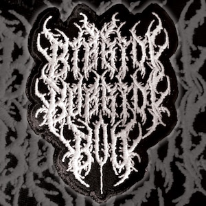 Puede incluir: Parche bordado blanco con el texto "Dying Fetus" en una fuente gótica negra.