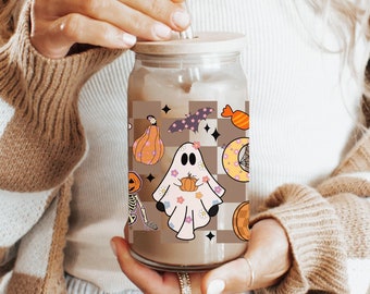 Halloween Iced Coffee Cup with Lid and Straw Retro Ghost Pumpkins Coffee Glass Checkered Tumbler Halloween Gifts Spooky Halloween Lover Gift