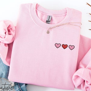 Embroidered Valentine&#39;s Day Pocket Sweatshirt Cute Minimalist Heart Sweater Girlfriend Gifts for Her Cozy Women&#39;s Sweaters Gifts for Wife