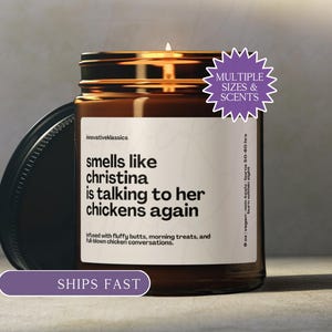 Puede incluir: Una vela en frasco de vidrio marrón con una etiqueta blanca que presenta el texto en negro: smells like christina is talking to her chickens again. La etiqueta incluye el texto: innovativeklassics, 9 oz | vegan | non-toxic | burns 50-60 hrs.
