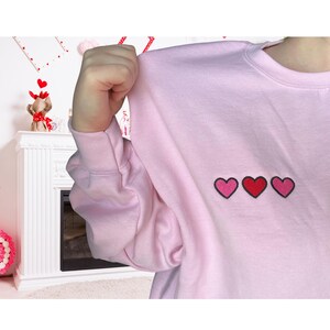Embroidered Valentine&#39;s Day Pocket Sweatshirt Cute Minimalist Heart Sweater Girlfriend Gifts for Her Cozy Women&#39;s Sweaters Gifts for Wife
