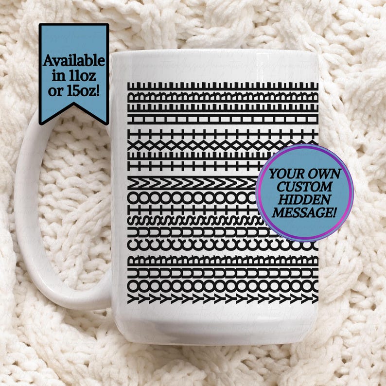 Pu&ograve; includere: Tazza in ceramica bianca con un motivo geometrico nero decorativo. La tazza ha un manico curvo e il testo "YOUR OWN CUSTOM HIDDEN MESSAGE!" &egrave; visualizzato sul lato. Disponibile in 11oz o 15oz.