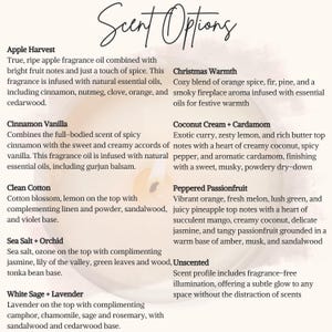 K&ouml;nnte beinhalten: Eine Liste mit dem Titel Scent Options, die Beschreibungen f&uuml;r die Duft&ouml;le Apple Harvest, Christmas Warmth, Cinnamon Vanilla, Coconut Cream + Cardamom, Clean Cotton, Peppered Passionfruit, Sea Salt + Orchid, Unscented und White Sage + Lavender enth&auml;lt.