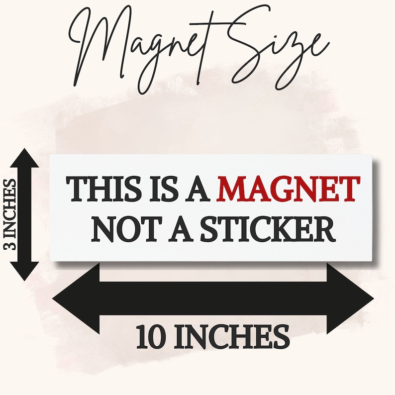Puede incluir: Un im&aacute;n rectangular blanco con texto negro que dice "THIS IS A MAGNET NOT A STICKER". El im&aacute;n mide 25,4 cm de ancho y 7,6 cm de alto.