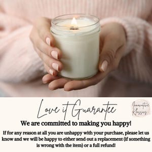 Pode incluir: Uma vela branca acesa em um frasco de vidro transparente. A vela &eacute; segurada por uma pessoa vestindo um su&eacute;ter rosa. O texto "Love it Guarantee" e "We are committed to making you happy!" &eacute; vis&iacute;vel.
