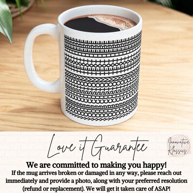 Pu&ograve; includere: Una tazza di ceramica bianca piena di caff&egrave;, con un motivo geometrico in bianco e nero. La tazza ha un manico curvo ed &egrave; appoggiata su una superficie di legno. Il testo "Love it Guarantee" &egrave; visibile sotto.