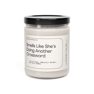 K&ouml;nnte beinhalten: Eine 9 oz Sojawachskerze in einem klaren Glasgef&auml;&szlig; mit schwarzem Deckel. Das wei&szlig;e Etikett tr&auml;gt den Text: InnovativeKlassics, Smells Like She's Doing Another Crossword, 9 OZ OF VEGAN, COMPLETELY NATURAL, NON-TOXIC AROMAS, 100% NATURAL SOY WAX CANDLE.