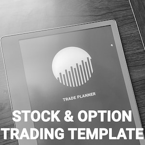 Puede incluir: Una imagen en blanco y negro de una pantalla de tableta que muestra una gráfica y el texto "TRADE PLANNER". El texto "STOCK & OPTION TRADING TEMPLATE" se muestra debajo de la tableta.
